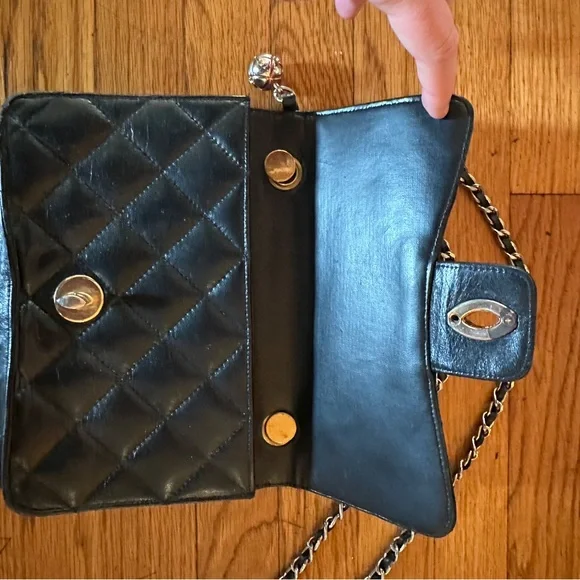 Chic Black Quilted Chain Bag - Picture 4 of 6